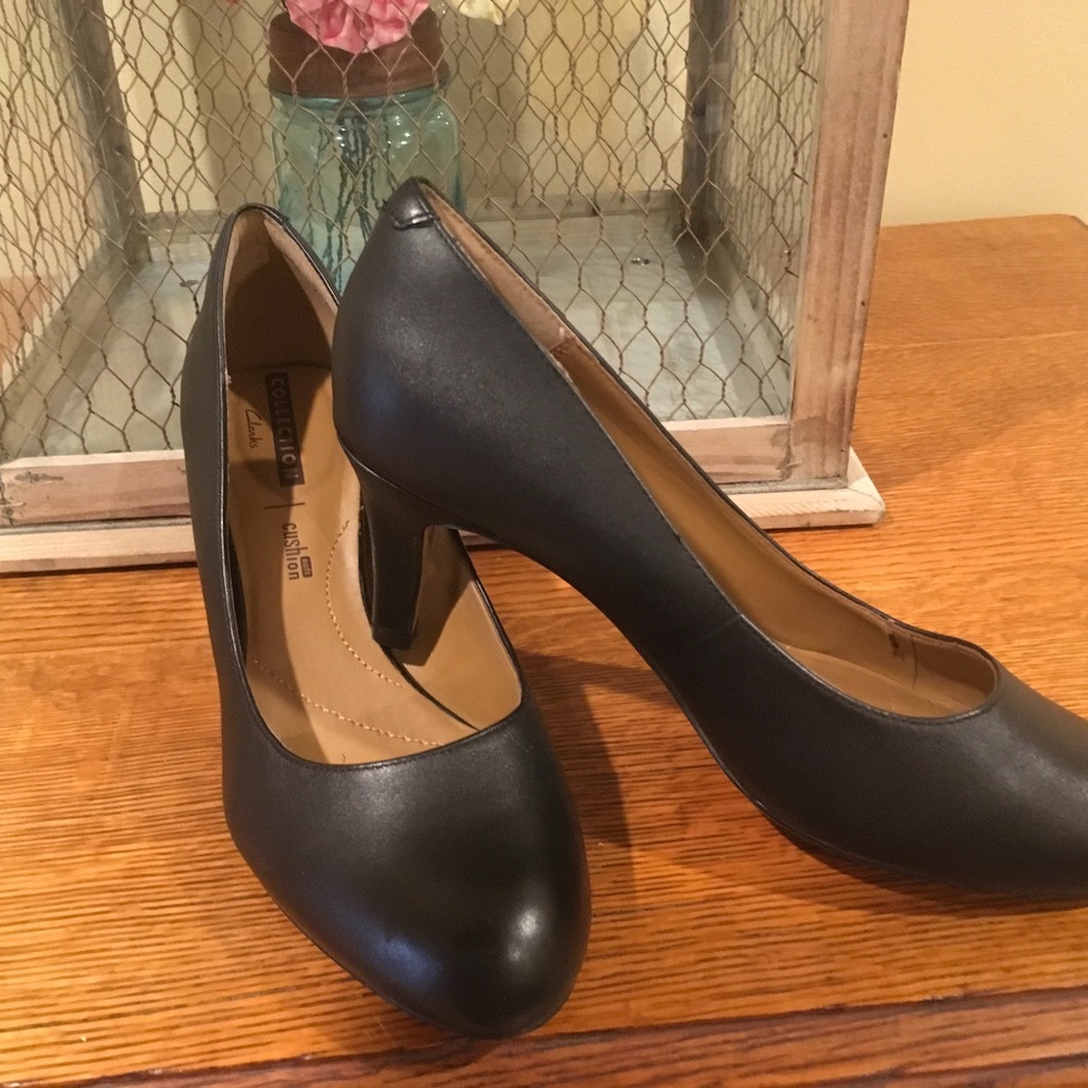 Clarks- New black pumps size 8W